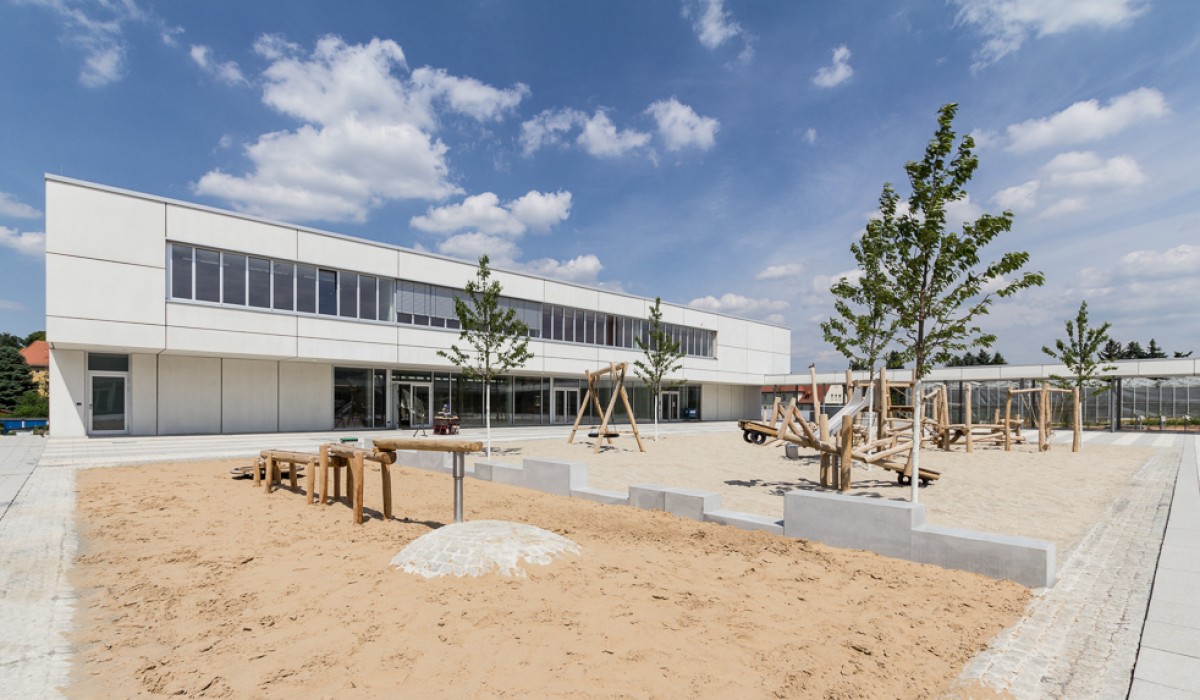 Grundschule und Turnhalle