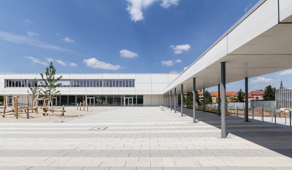 Grundschule und Turnhalle